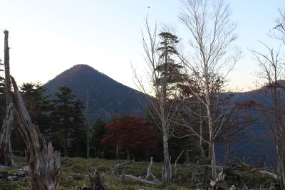 テン場の夕景。後ろは黒法師