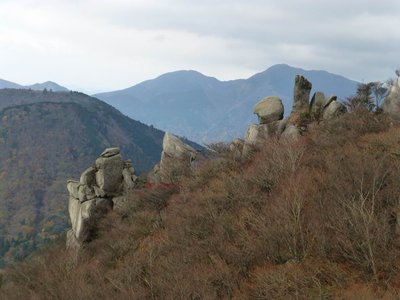 P1000562.JPG (177.13 KiB) 閲覧された回数 3620 回 展望岩下部の岩群