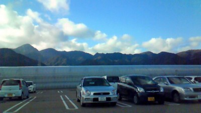 駐車場から御在所岳を眺望しています