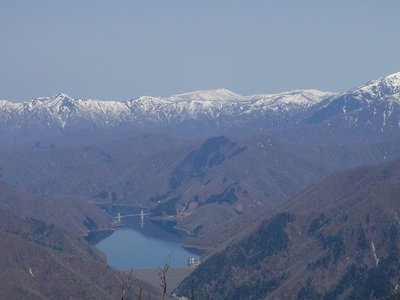 徳山湖と越美国境の稜線
