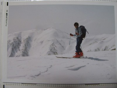 IMG_4911-s.JPG (23.57 KiB) 閲覧された回数 9654 回 イソクラをバックに若かりしたんぽぽスキーヤー