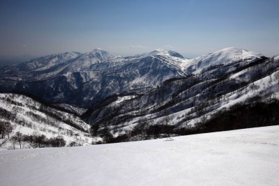 IMG_2841.JPG (170.62 KiB) 閲覧された回数 8875 回 右から日岸山、薙刀山、野伏ヶ岳、小白山