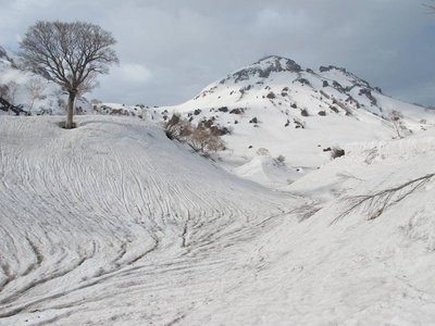 残雪たっぷりの溶岩溝から仰ぐ焼山