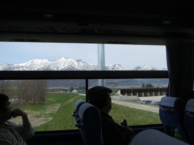バスの車窓から見た芦別岳（電柱が邪魔？）