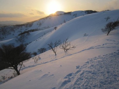 竜ヶ岳.jpg (76.68 KiB) 閲覧された回数 6484 回 厳冬期の竜ヶ岳、夕暮れ