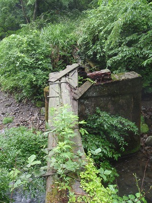 橋の真ん中から先は落下