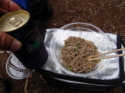 お昼はマッタリ冷製蕎麦とアワワ