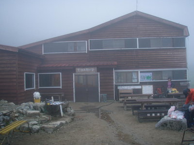 左の水槽の上から水が出てます