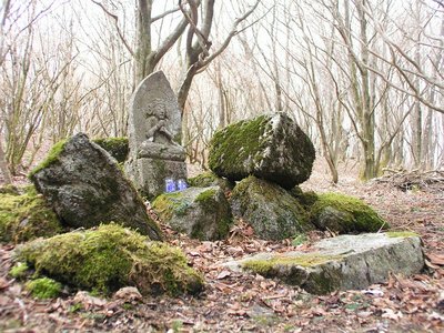 わさび峠の石像。