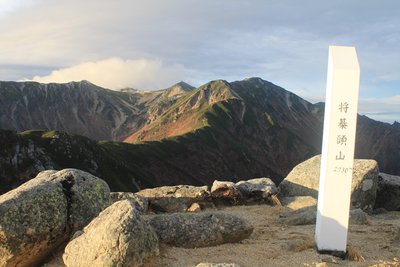 将棊頭山から木曽駒方面.jpg (481.66 KiB) 閲覧された回数 2899 回 将棊頭山から木曽駒方向をみる