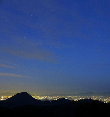 三上山と右奥に比叡山