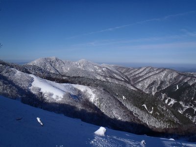 中央の純白が鹿見平