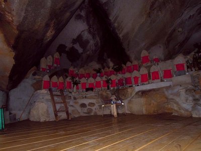 午前中は少しだけ、山歩き。<br />天狗倉山（てんくらさん）の尾鷲山腹にある岩屋堂。