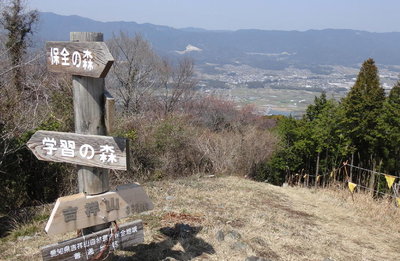 吉祥山頂。左端：三河本宮山、右端：野田城駅