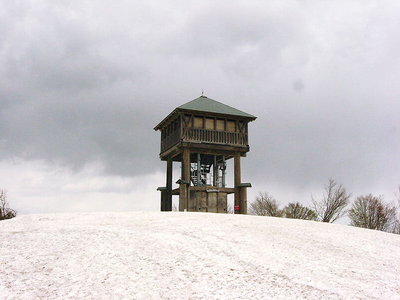 〇 大頭森山山頂にある、国見る展望台<br /><br />大朝日連峰から月山の雪景色がつならる