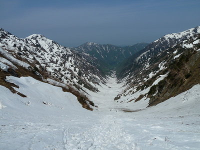 一直線の雪渓