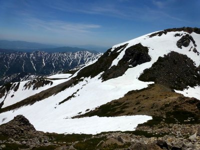 P1000692.JPG (209.66 KiB) 閲覧された回数 11761 回 剣ヶ峰から小カンクラ雪渓上部の様子をうかがう(右は御前峰)