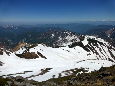 P1000691.JPG (180.14 KiB) 閲覧された回数 11766 回 剣ヶ峰からヒルバオ雪渓の様子をうかがう