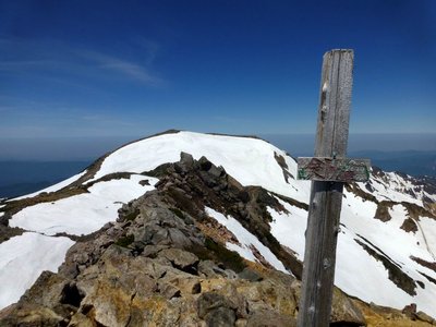 P1000681.JPG (182.98 KiB) 閲覧された回数 11757 回 剣ヶ峰山頂(向こうに見える白いのは大汝峰)