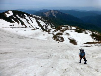 小カンクラ雪渓を登るF田氏