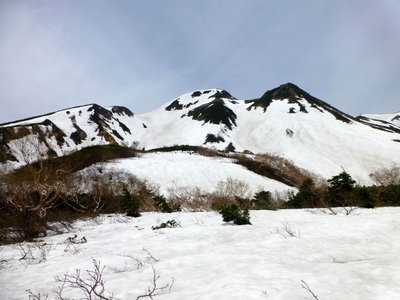 P1020478.JPG (189.55 KiB) 閲覧された回数 11688 回 東面台地から御前峰と剣ヶ峰を見上げる