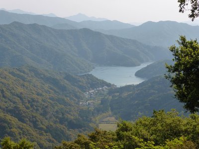 新桑竈集落と古和浦湾を一望する