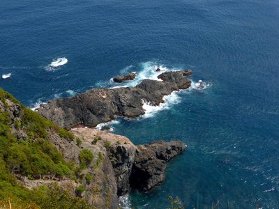 右手の断崖下の岩礁