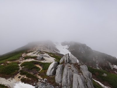 駒峰ヒュッテから空木岳を見上げる