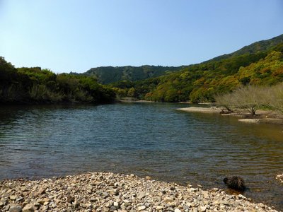 芦浜池は穏やかな水面でした