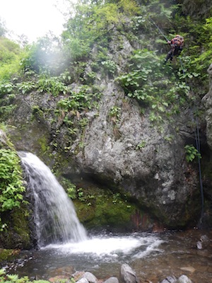 西日谷４m滝の懸垂下降