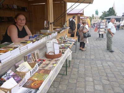 ハンガリーでは観光地に屋台の本屋さんが軒を連ねている