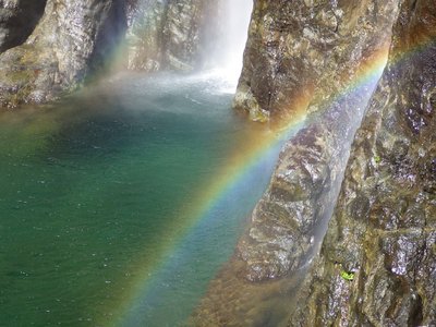 小木森滝の上段↓下の釜と虹。