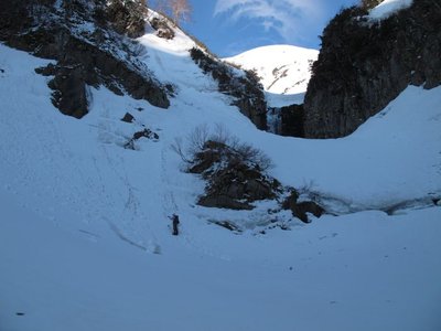 雪に覆われてこそ進める丸石谷