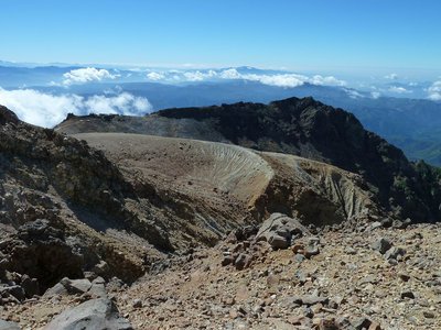 剣ヶ峰山頂から少しお鉢巡りに踏み出したあたりから噴火口付近を見返している