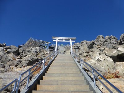 剣ヶ峰山頂に登る階段