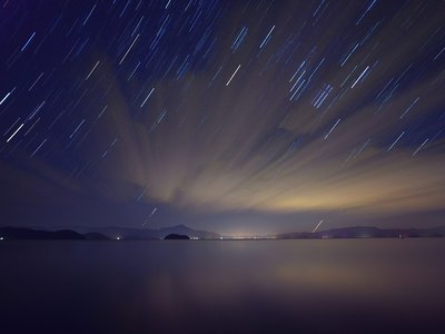 s-R0017807.jpg (199.88 KiB) 閲覧された回数 12280 回 昇るオリオン湖面に光る雲