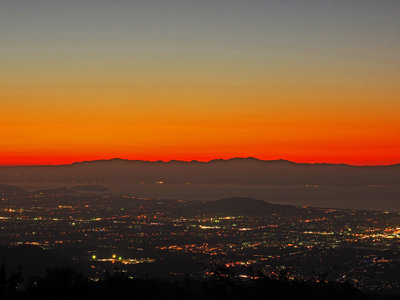 PA184756rs.jpg (1.73 MiB) 閲覧された回数 12279 回 夕夜景の琵琶湖を見下ろす