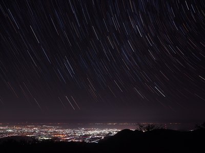彦根市街の夕日と琵琶湖にささる白鳥の十字