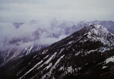 5月GWの女峰山から　近景は帝釈山、雲に隠れて白根山