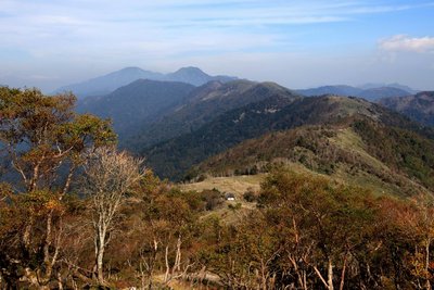 白髪山分岐付近から振り返ると、次郎笈と剣山（右）が見える－下に見えるのは白髪避難小屋