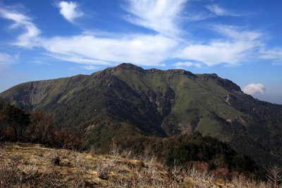 カヤハゲ付近に来ると、三嶺が大きく見える