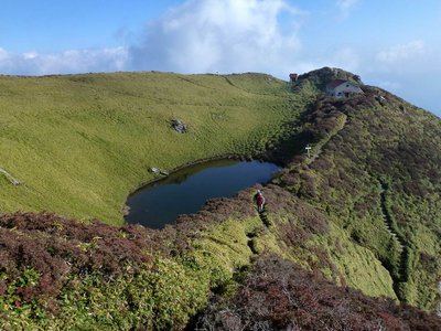三嶺山頂から避難小屋に向かう