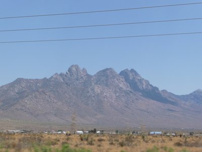 途中で見かけた山。名前がわかりません。