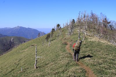 光踊る秋の縦走路