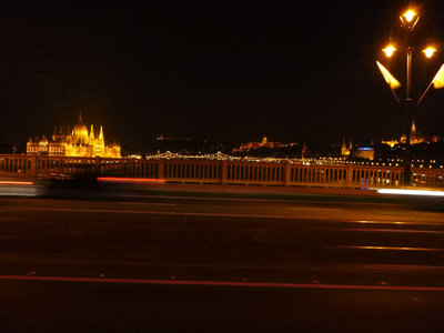 マルギット橋から見た国会議事堂とブダ王宮