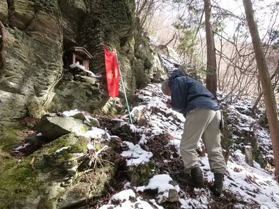 庵の谷山の神.jpg (253.79 KiB) 閲覧された回数 6725 回 山ノ神。ノボリは赤いです。儀式終了後撤収します。