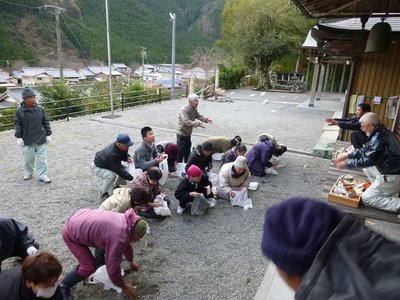 モチ撒き。ご好意で参加。参加者よりモチの数のほうが多くて、バシバシ頭に当たります。しばらく雑煮生活
