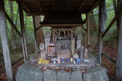 岐阜で見た山の神。台高と大違いでチトびっくり