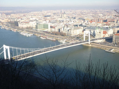 P1080980.jpg (144.21 KiB) 閲覧された回数 6537 回 エリゼベート橋とペストの街並み