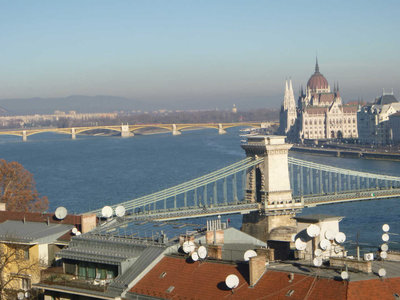 P1080968.jpg (123.77 KiB) 閲覧された回数 6537 回 マルギット橋と鎖橋,右側 国会議事堂